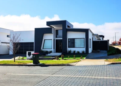 Modern single-story house with geometric design, featuring white and black contrasts